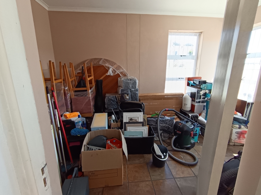 To Let 4 Bedroom Property for Rent in Hoogland Western Cape